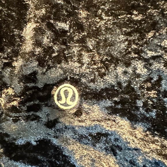 Lululemon🍋 Black Velvet Spandex Top Size 8(P2P 20” flat) - Picture 7 of 7